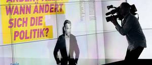 Lässig, ernsthaft, ganz allein. Christian Lindner steht im Mittelpunkt. 