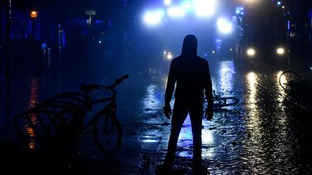 Polizeikräfte setzen in Hamburg im Schanzenviertel Wasserwerfer gegen Demonstranten ein.