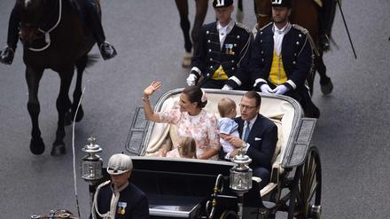 Victoria und ihre Familie fuhren mit einer Kutsche durch Stockholm.