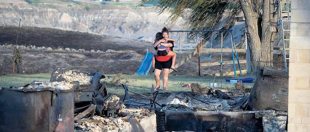 Schutt und Asche. 14 000 Menschen mussten an der Westküste Kanadas ihre Häuser verlassen. Dutzende Feuer halten den Norden Amerikas seit Tagen fest im Griff. 