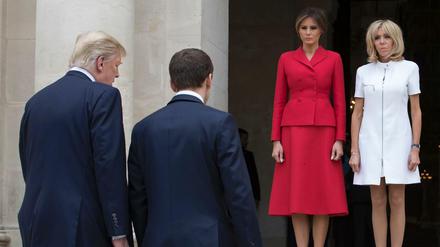 Die Ehefrauen warten: US-Präsident Trump (links) und der französische Präsident Macron