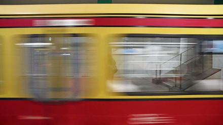Stopp in letzter Sekunde: Eine einfahrende S-Bahn.