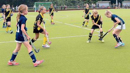 Junge Hockeyspielerinnen beim Turnier des Berliner SC.