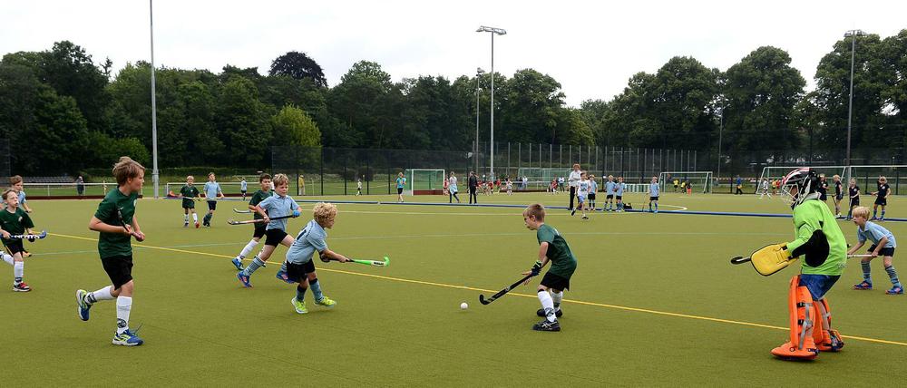 Jungen spielen Hockey beim Berliner SC.