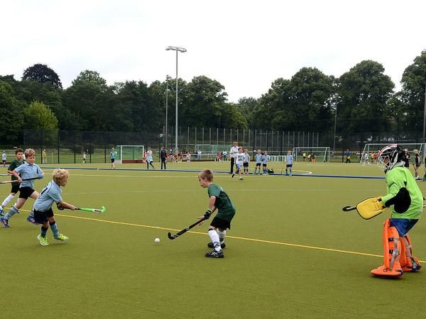 Jungen spielen Hockey beim Berliner SC.