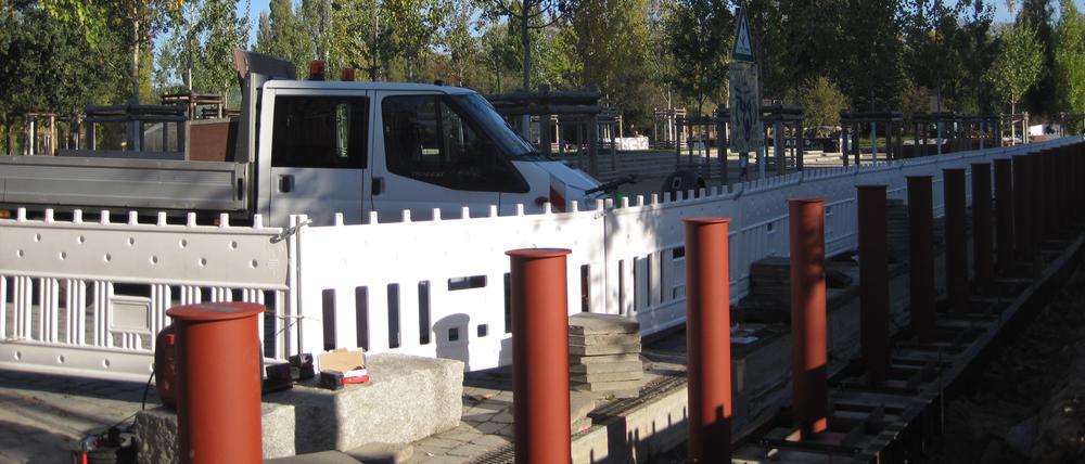 Sicherheitspoller am südlichen Eingang des Mauerparks an der Bernauer Straße.