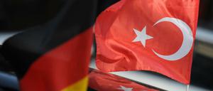 Eine deutsche und eine türkische Fahne.