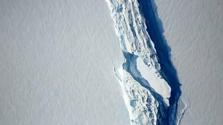 Brucheis. Der Riss durch einen Teil des Schelfeises Larsen C ist komplett. 
