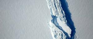 Brucheis. Der Riss durch einen Teil des Schelfeises Larsen C ist komplett. 