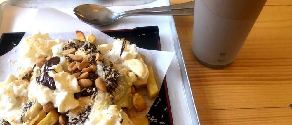 Pommes Banana Split: süße Kokosflocken, salzige Erdnüsse, Sahne, Banane, Schokosauce...