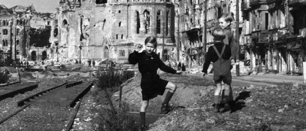 Spielen in Ruinen: Berlin in den Nachkriegsjahren.