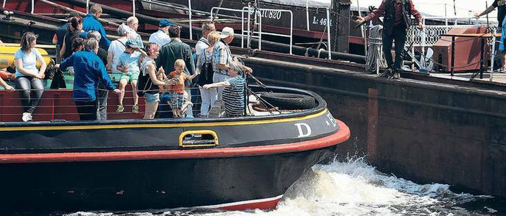 Welle gemacht. Viele Ausflugsfahrten auf maritimen Oldtimern starten am Wochenende.