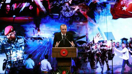 Präsident Erdogan inszeniert sich gerne pompös und martialisch - auch zum 1. Jahrestag des Putschversuchs.