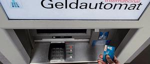 Zu oft am Automaten gewesen? Wer sein Konto überzieht, zahlt Dispozinsen. 