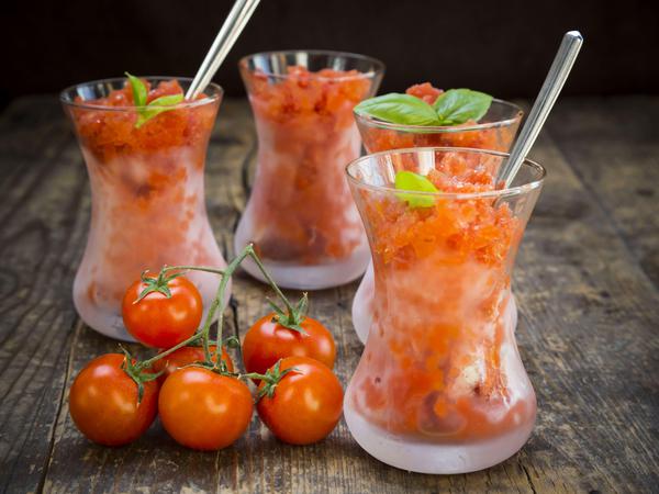 Eiskaltes Frühstück. Tomaten-Granita mit Olivenöl und Basilikum.