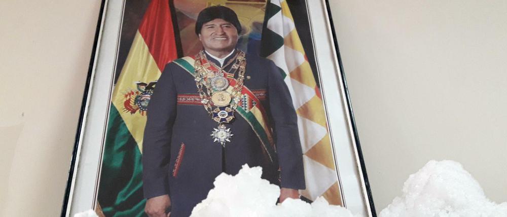 Ein Porträt des bolivianischen Staatspräsidenten Evo Morales, eingerahmt von Salzkristallen, aufgenommen am Salzsee Salars de Uyuni in Bolivien.