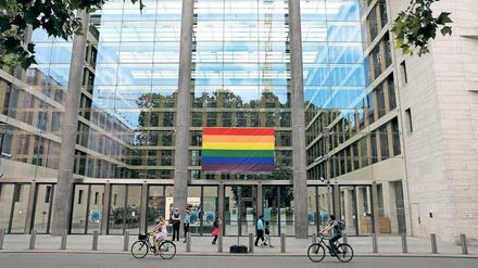 Bunte Fahne am grauen Haus. Das SPD-geführte Außenministerium zeigt Flagge. 