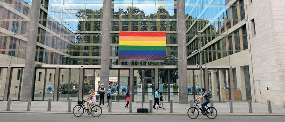 Bunte Fahne am grauen Haus. Das SPD-geführte Außenministerium zeigt Flagge. 