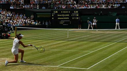 Kniefall vor Venus Williams. Johanna Konta (vorn) schafft es nicht ins Finale daheim.