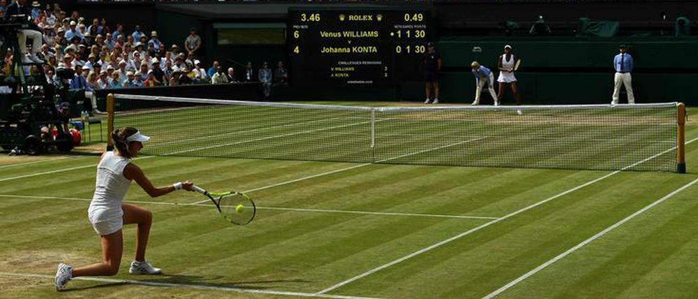 Kniefall vor Venus Williams. Johanna Konta (vorn) schafft es nicht ins Finale daheim.