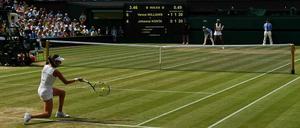 Kniefall vor Venus Williams. Johanna Konta (vorn) schafft es nicht ins Finale daheim.