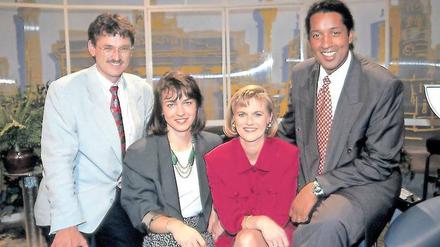Sie waren jung und brauchten das Geld...  Peter Frey (links), Maybrit Illner (Zweite von links), Gundula Gause und Cherno Jobatey gehörten zum Gründungsteam des ZDF-„Morgenmagazins“, das am 20. Juli 1992 in Berlin auf Sendung ging. Heute arbeitet Frey als ZDF-Chefredakteur, Illner moderiert die politische Talkshow im Zweiten, Gause präsentiert die Nachrichten im „heute-journal“ und Jobatey, der das „Moma“ nach 20 Jahren verließ, ist Herausgeber der deutschen Ausgabe der „Huffington Post“. 