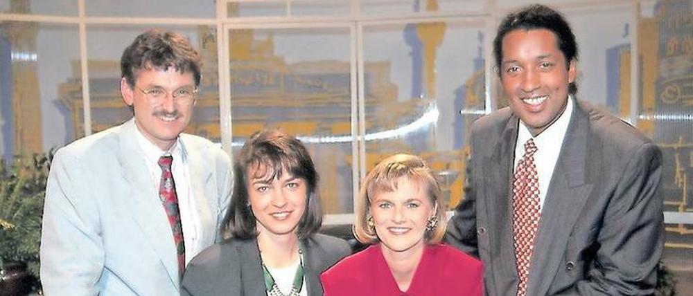 Sie waren jung und brauchten das Geld...  Peter Frey (links), Maybrit Illner (Zweite von links), Gundula Gause und Cherno Jobatey gehörten zum Gründungsteam des ZDF-„Morgenmagazins“, das am 20. Juli 1992 in Berlin auf Sendung ging. Heute arbeitet Frey als ZDF-Chefredakteur, Illner moderiert die politische Talkshow im Zweiten, Gause präsentiert die Nachrichten im „heute-journal“ und Jobatey, der das „Moma“ nach 20 Jahren verließ, ist Herausgeber der deutschen Ausgabe der „Huffington Post“. 