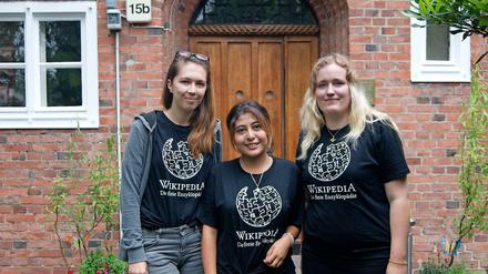 Die Freiwilligen Olga Belova (l.), Cecilia Ibarra und Saskia Ehlers vor der Mennoniten-Gemeinde.
