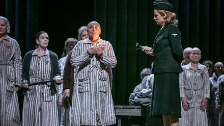 Überleben in Auschwitz. Barbara Dobrzanska als KZ-Insassin Marta und Christina Bock als ihre Aufseherin Lisa.