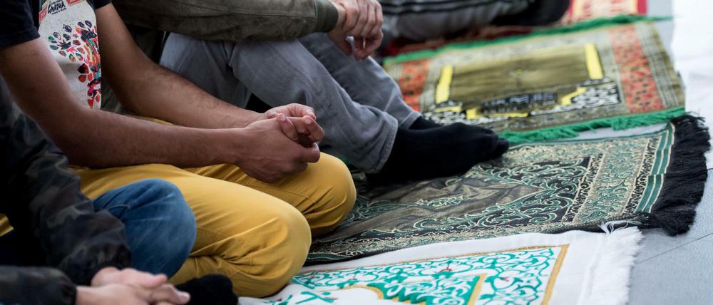 Muslime nehmen an einem Freitagsgebet teil.
