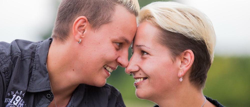 Ein lesbisches Paar. Heiraten dürfen die beiden demnächst. Aber ein "gemeinsames" Kind ab Geburt ist rechtlich noch nicht möglich.