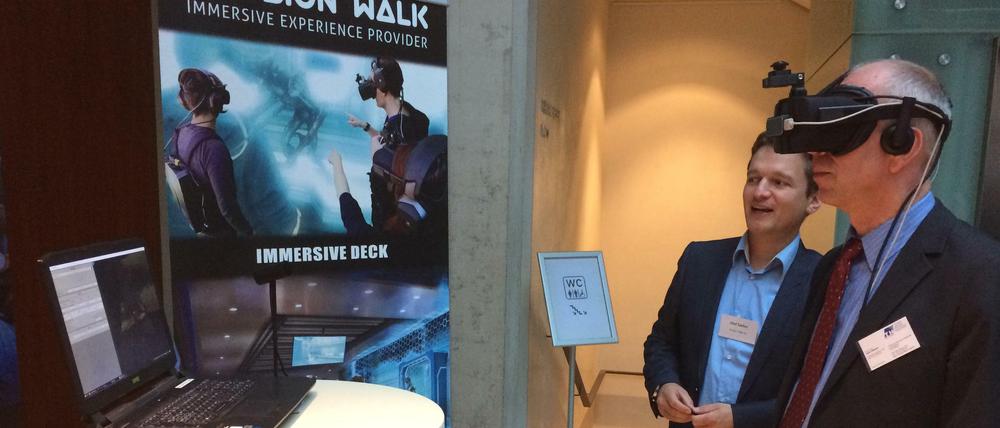 Ein Besucher probiert das virtuelle Abenteuer der Berliner Firma "Illusion Walks" aus.