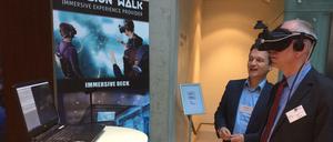 Ein Besucher probiert das virtuelle Abenteuer der Berliner Firma "Illusion Walks" aus. 