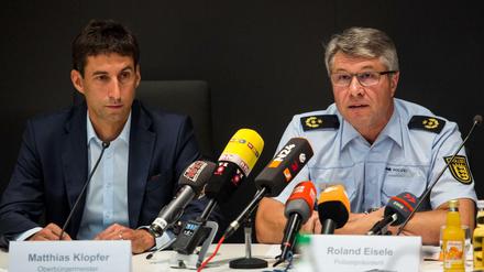 Matthias Klopfer, Oberbürgermeister von Schorndorf und Roland Eisele, Polizeipräsident in Aalen, bei einer Pressekonferenz am Montag.