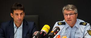 Matthias Klopfer, Oberbürgermeister von Schorndorf und Roland Eisele, Polizeipräsident in Aalen, bei einer Pressekonferenz am Montag.