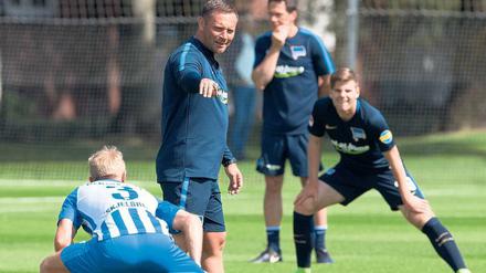 Dehnen für Hertha. Pal Dardais Mannschaft bereitet sich auf eine harte Hinrunde vor.