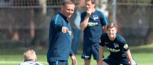 Dehnen für Hertha. Pal Dardais Mannschaft bereitet sich auf eine harte Hinrunde vor.