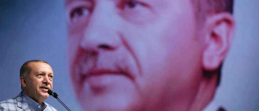 Der türkische Staatspräsident Recep Tayyip Erdogan auf einer Versammlung der AKP.