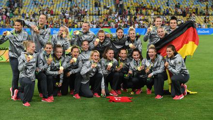 Das wird die Männer daheim gefreut haben. Das deutsche Team nach dem Gewinn der Goldmedaille in Rio 2016.