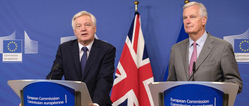 EU-Chefunterhändler Michel Barnier (r.) und der britische Brexit-Minister David Davis am Montag in Brüssel.