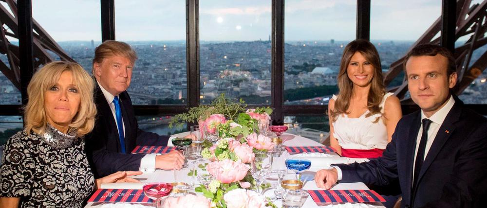 Emmanuel Macron (r.), seine Frau Brigitte Macron (l.), Donald Trump (2. v. l.) und dessen Ehefrau Melania Trump (2. v. r.) im Restaurant "Jules Verne" im Eiffelturm.