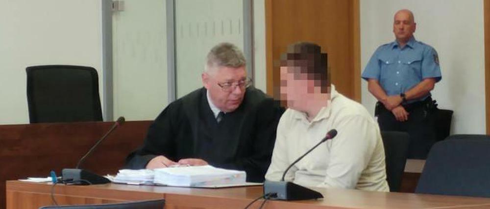 Kurz vor der Verhandlung am Montag im Potsdamer Landgericht: Dem 21.-jährigen Angeklagten (r.) wird versuchter Mord zur Last gelegt.