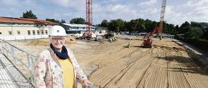 Michaela Wiezorek, Buergermeisterin von Koenigs Wusterhausen, auf eine Baustelle im Ortsteil Zeesen von KW, Wachstum im Speckguertel um Berlin,
Copyright: Sven Darmer, 24.09.2021