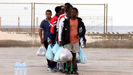 Eine Gruppe von Migranten kommt auf der italienischen Insel Lampedusa an. 