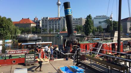 Klar zum Ablegen: Letzte Vorbereitungen für das zweitägige Hafenfest in Mitte am Samstagmorgen.