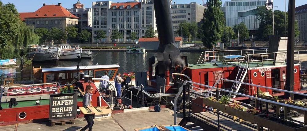 Klar zum Ablegen: Letzte Vorbereitungen für das zweitägige Hafenfest in Mitte am Samstagmorgen.
