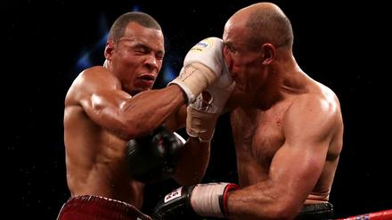 Arthur Abraham (rechts) musste gegen Chris Eubank Jr. einiges einstecken.