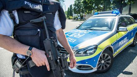 Ein Polizist steht mit seiner Waffe am Montag in Esslingen.