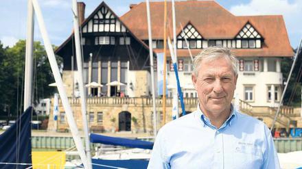 Maritimer Job. Vereins-Geschäftsführer Frank Butzmann vor der Kulisse des Seglerhauses am Wannsee. 