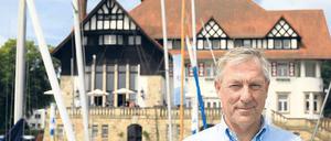 Maritimer Job. Vereins-Geschäftsführer Frank Butzmann vor der Kulisse des Seglerhauses am Wannsee. 